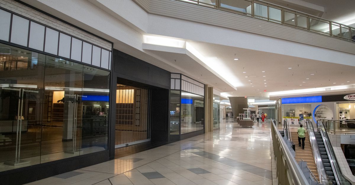 feat-6047 Retail shop fit out in a Malaysian mall
